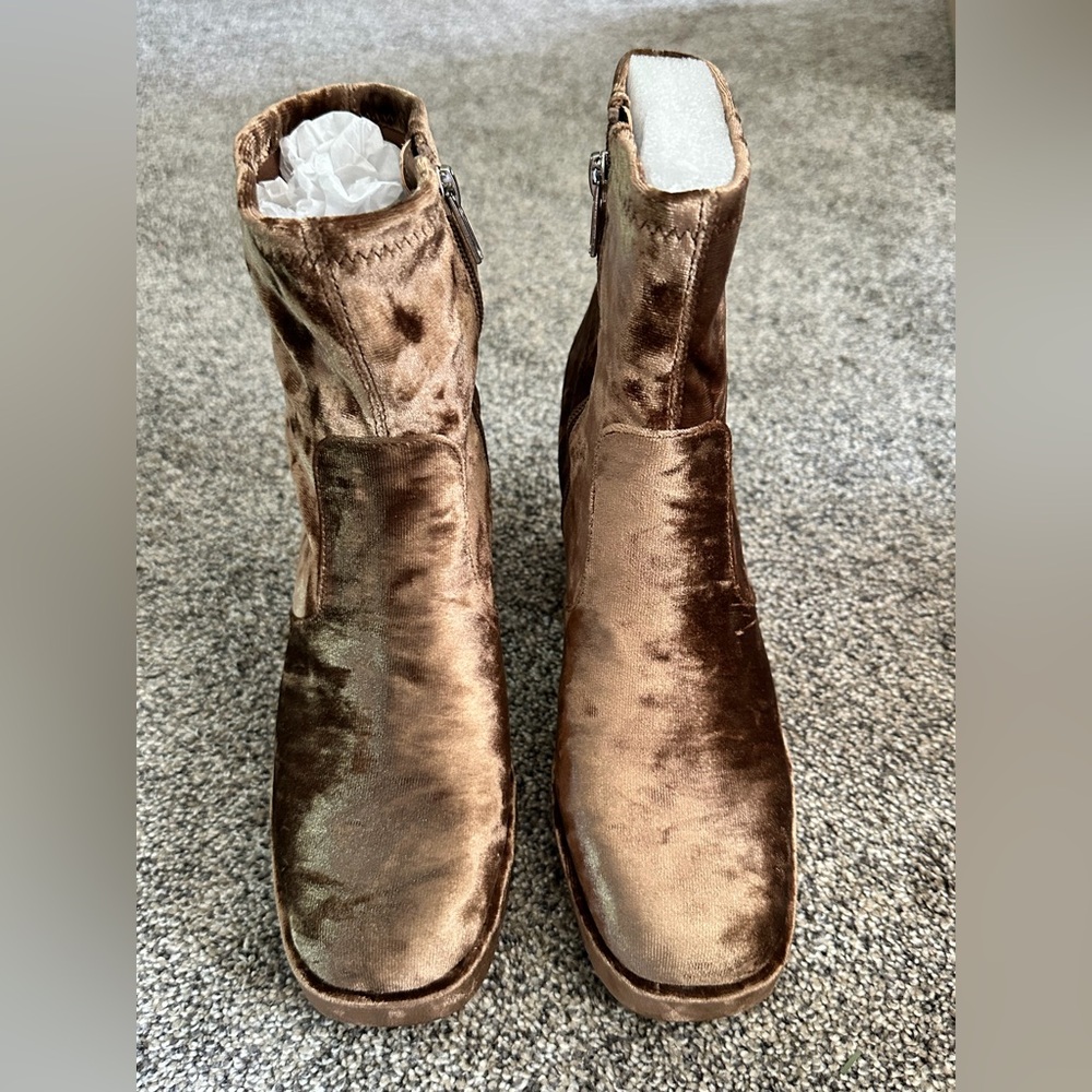Steve Madden Woman’s Crushed Velvet Ankle Boots Color: Mushroom Size 7.5 New